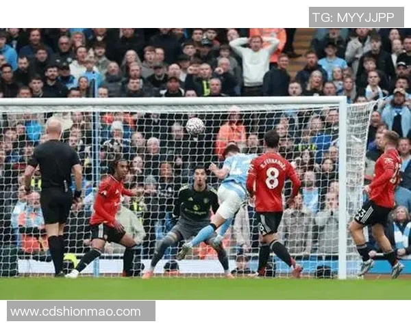 英超焦点战曼城与曼联战成平局争议判罚引发全场热议